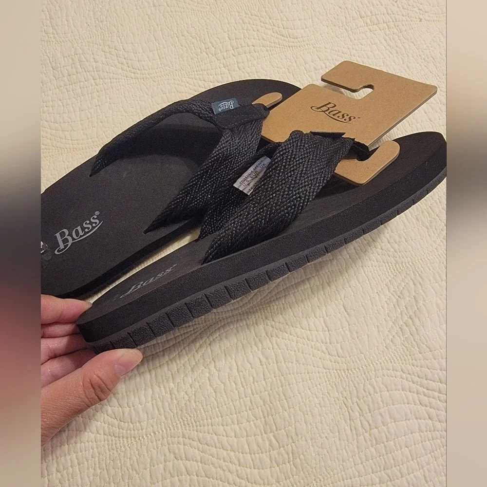 NWT Bass Men's Flip Flops, Size 8